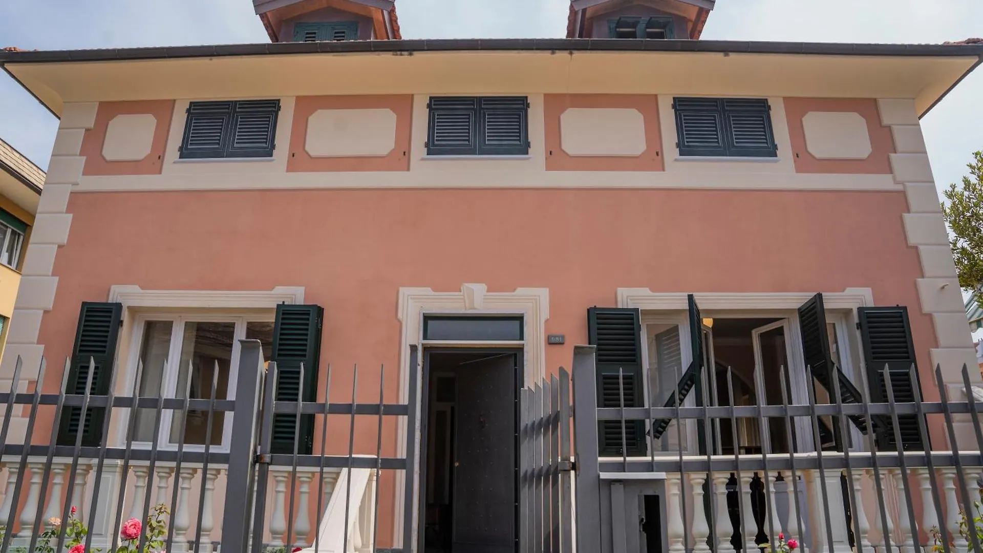 Appartamento 050 - Villa Genny - Casa Lauro con Terrazzo 5 minuti dal Mare Sestri Levante